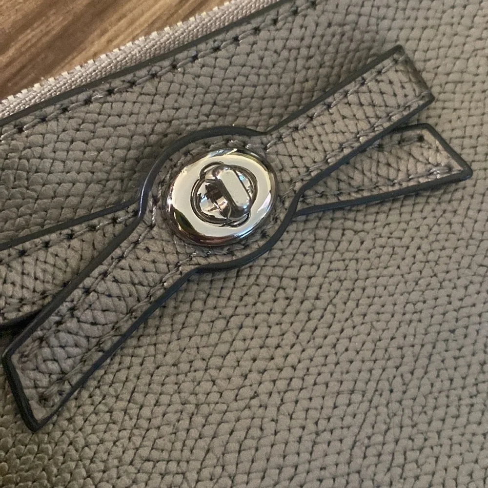 TURNLOCK BOW CORNER ZIP WRISTLET IN PATENT LEATHER (COACH F64648)SILVER/GUNMETAL